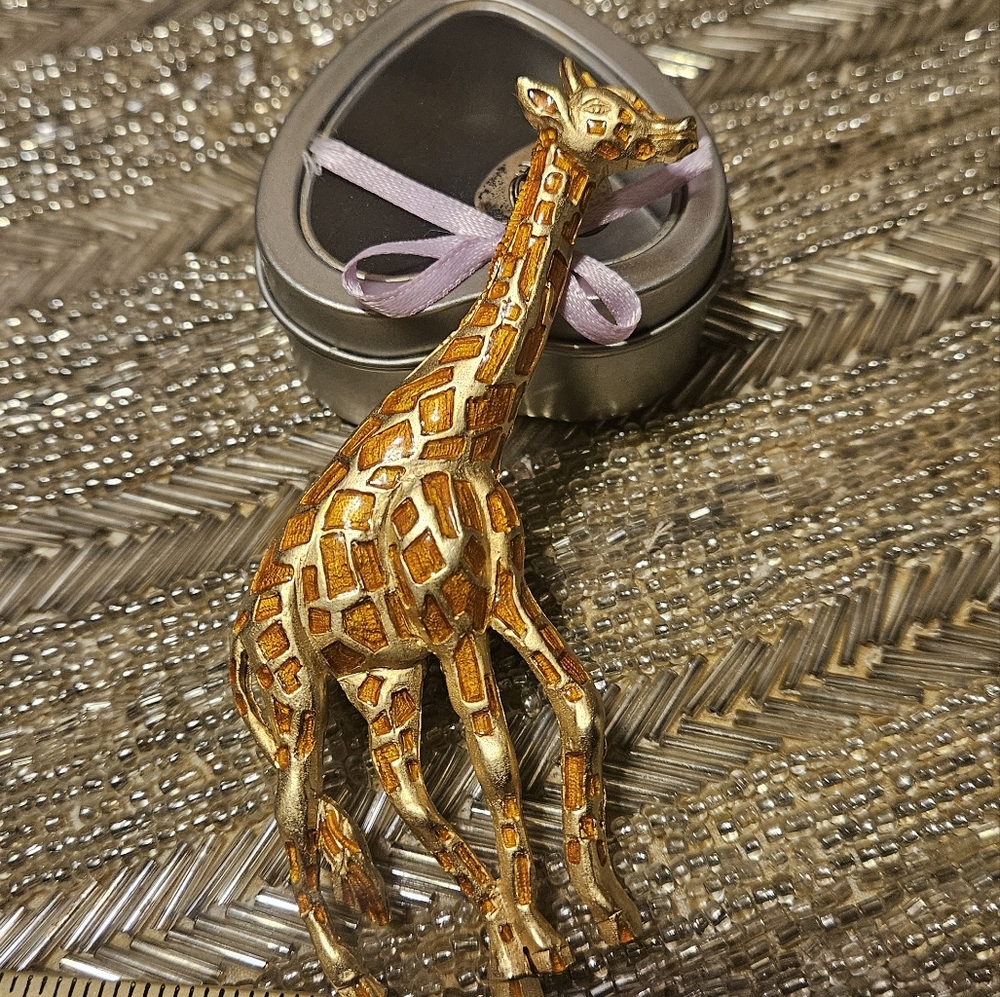 Giraffe brooch vintage